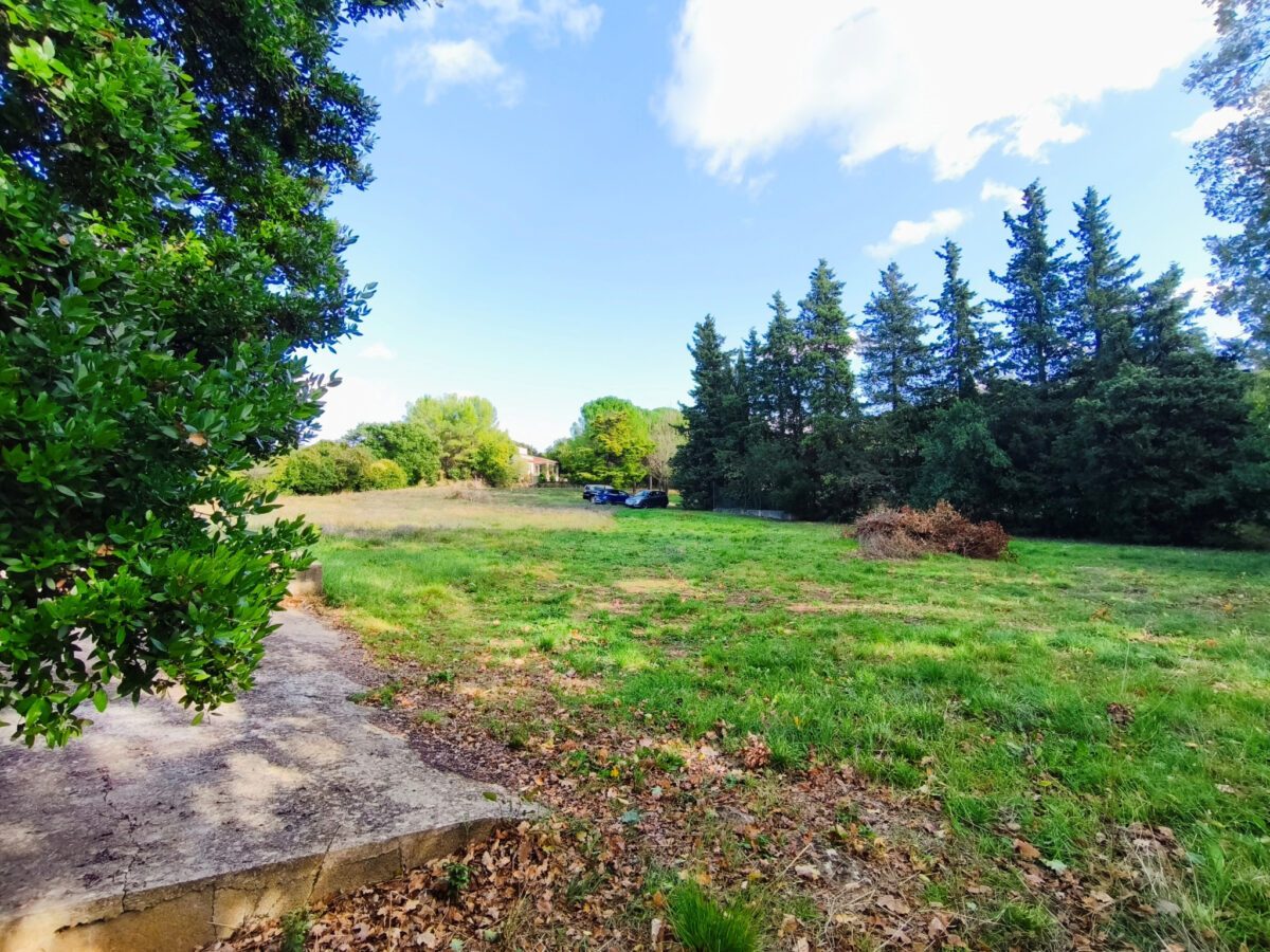 Terrain d’exception — Un écrin de nature constructible au cœur du village