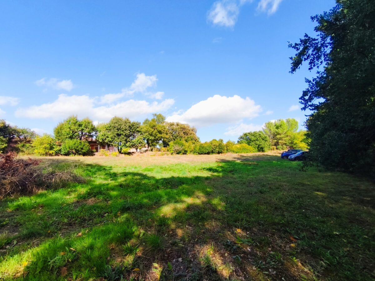 Terrain d’exception — Un écrin de nature constructible au cœur du village